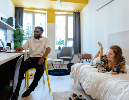 Bemeubelde privékamer met snelle wifi in een Upkot studentenproject.