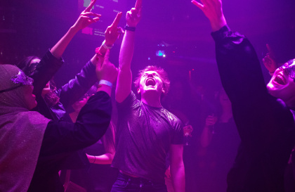 Studenten aan het dansen tijdens een Upkot party van Upkot.