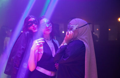 Studenten gemaskerd tijdens een gemaskerd bal van Upkot.
