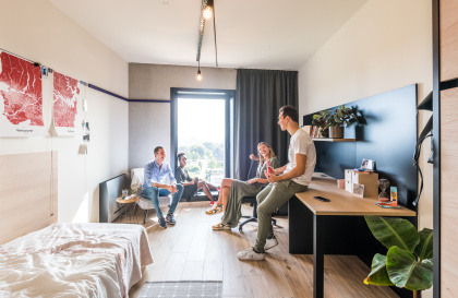 Studenten die plezier maken in een studentenkamer in Bro Upkot Gent.