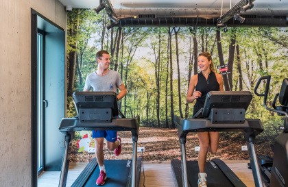Studenten die samen sporten in de fitnessruimte van Bro Upkot Gent.
