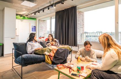 Studenten koken samen in de gemeenschappelijke keuken van Yum Upkot Gent.