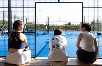 Studenten tijdens een georganiseerd padel toernooi van Upkot.