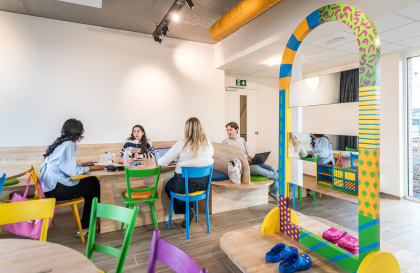 Étudiants étudiant ensemble dans le study café de Wing Upkot à Gand.