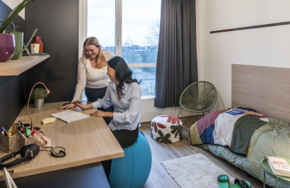 Studenten die samen blokken in een studentenkamer in Yum Upkot in kortrijk.