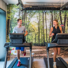 Studenten die samen sporten in de fitnessruimte van Bro Upkot Gent.