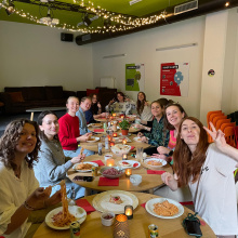 Lunch met andere upkot studenten bij Upkot. 