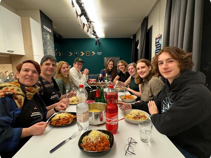 Nele and Koenraad cooking spaghetti with their students, the birth of the Upkot community.