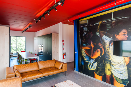 Jet Upkot gemeenschappelijke chillroom en keuken